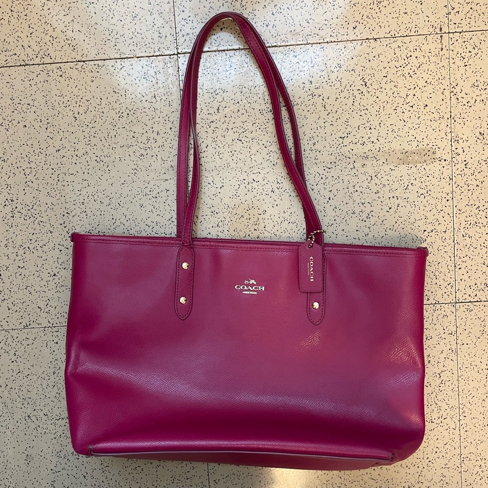 COACH TOTE IN FUCHSIA